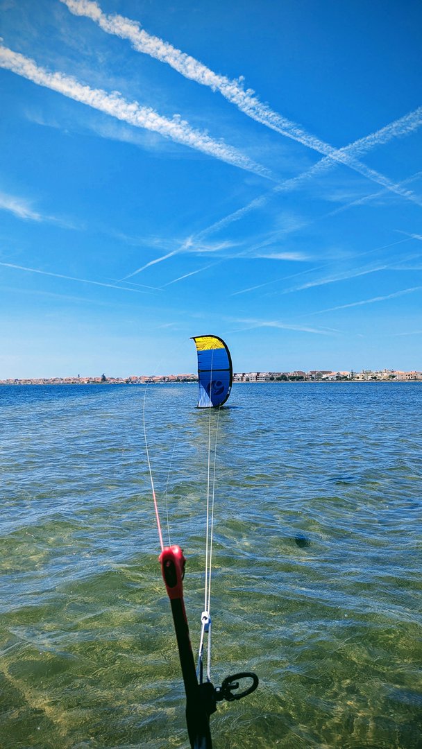 Foil and kite session on lightly chopped water at Estacas