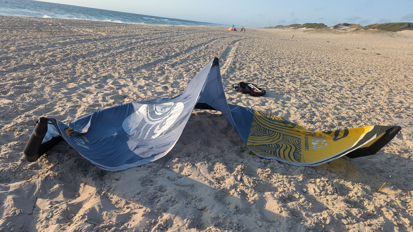 Sprzęt kite rozłożony na szerokim piasku w Vagueirze